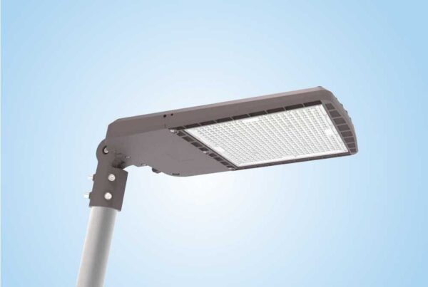 Lampara  para estacionamiento tipo cobra 100W ; AC120-277V C/Fijacion ajustable a poste / STREET LIGHT 8th gen  shoe box light
