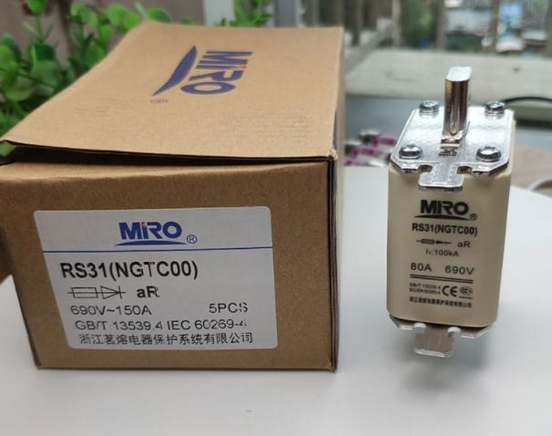 FUSIBLE DE CERAMICA DE ACCION ULTRARAPIDA REF.3NE80 NH00; 40A 690V / RS31-40A Fast Acting Fuse aR 40 Amp NGT00 690V